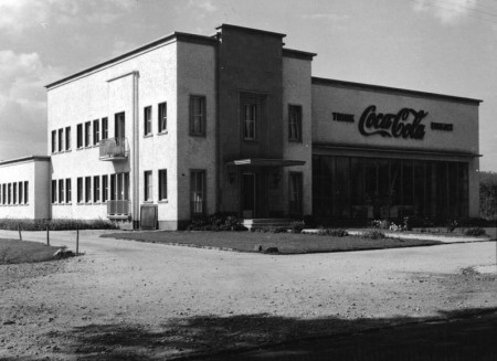 Coca-Cola bottling plant in Bonn, Germany (1953). Wikimedia Commons.